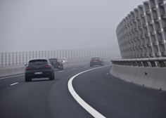 Na primorski avtocesti promet ovira poškodovana signalizacija: promet ovirajo še okvarjena vozila, zastoj in megla
