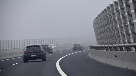 Na primorski avtocesti promet ovira poškodovana signalizacija: promet ovirajo še okvarjena vozila, zastoj in megla