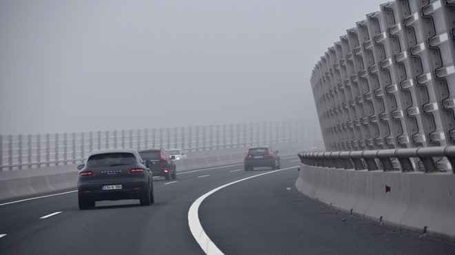 Na primorski avtocesti promet ovira poškodovana signalizacija: promet ovirajo še okvarjena vozila, zastoj in megla (foto: Žiga Živulovič jr./Bobo)
