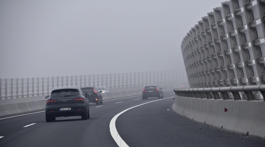 Na primorski avtocesti promet ovira poškodovana signalizacija: promet ovirajo še okvarjena vozila, zastoj in megla (foto: Žiga Živulovič jr./Bobo)