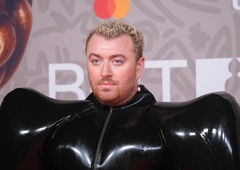 Sam Smith šokiral na rdeči preprogi: "Oblečen je za pogreb kitajskega vohunskega balona" (FOTO)
