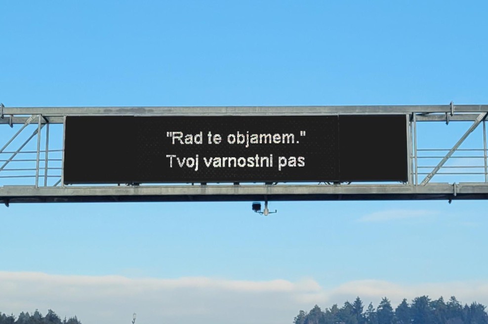 Romantika tudi na avtocesti: ljubezenski citati, ki vam narišejo nasmeh na obraz. Ste jih opazili? (foto: Facebook/Vozimo pametno z DARS)