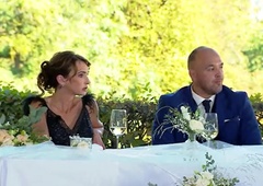 Jasmina (Poroka na prvi pogled) razočarana: nihče od povabljenih se njene poroke ni udeležil. Znano je, zakaj