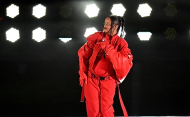 Rihanna s spektaklom na Super Bowlu: ukradla vso pozornost in razkrila nepričakovano skrivnost (imamo posnetek velikega razkritja)