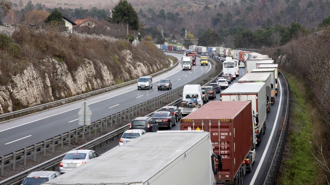Zaradi prometne nesreče večkilometrski zastoj v smeri proti Ljubljani (foto: Bobo)