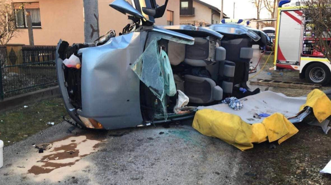 Voznik trčil v drog električne napeljave, vozilo se je prevrnilo, ostal je ukleščen (foto: Facebook/PGD Murska Sobota)