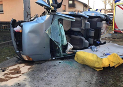 Voznik trčil v drog električne napeljave, vozilo se je prevrnilo, ostal je ukleščen