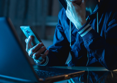 Vzdrževalec kluba obtožen spolnih zlorab otrok: s skrito kamero jih je snemal v garderobah