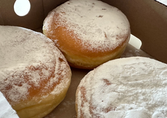 V pustnem času bomo kupili na milijone krofov: kje ponujajo najcenejše in kje dobimo tudi veganske?