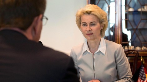 Ker niso dobili višjih plač, so sodniki zdaj vlado zatožili von der Leynovi