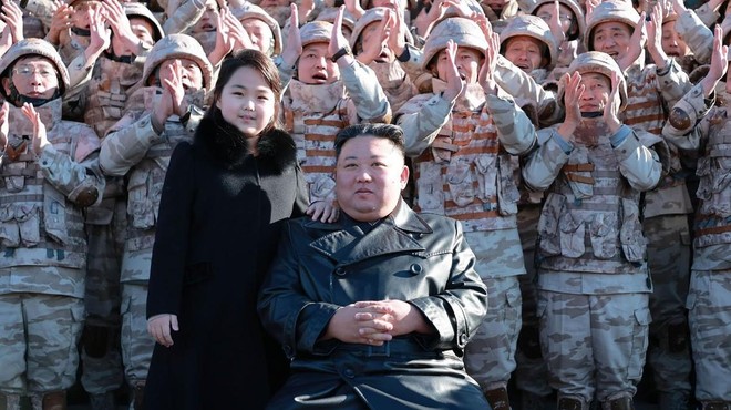 Severnokorejski voditelj zopet rožlja z jedrskim orožjem (komu zdaj grozi?) (foto: profimedia)