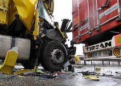 Ni mu bilo pomoči: na pomurski avtocesti umrl voznik tovornjaka