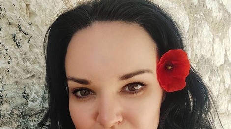 Alenka Gotar doživela grozljiv napad: na lastnem dvorišču so jo poskušali zbiti z avtom
