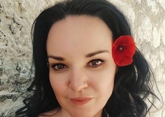 Alenka Gotar doživela grozljiv napad: na lastnem dvorišču so jo poskušali zbiti z avtom