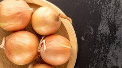 Že babice so trdile, da to zares pomaga: čez noč v nogavice vtaknite čebulo in izginile bodo težave, ki mučijo številne Slovence