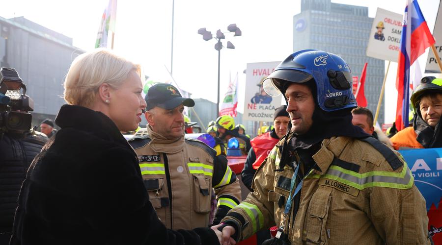 "Glavo v ogenj tiščimo, od vlade pa le brco v rit dobimo," so protestirali gasilci. Vlada se je odzvala z ... brco v rit (foto: Bobo)
