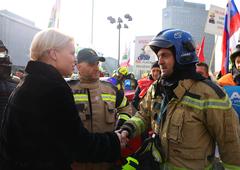 "Glavo v ogenj tiščimo, od vlade pa le brco v rit dobimo," so protestirali gasilci. Vlada se je odzvala z ... brco v rit