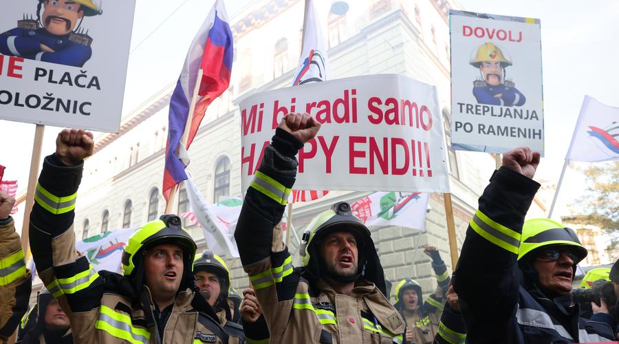 "Za ljudi smo junaki, za vas smo bedaki," so jasni razjarjeni gasilci, ki rešujejo naša življenja (foto: Bobo)