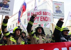 "Za ljudi smo junaki, za vas smo bedaki," so jasni razjarjeni gasilci, ki rešujejo naša življenja