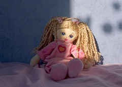 Travma otroke spreminja tudi epigenetsko (in povečuje tveganja za bolezni v odraslosti)