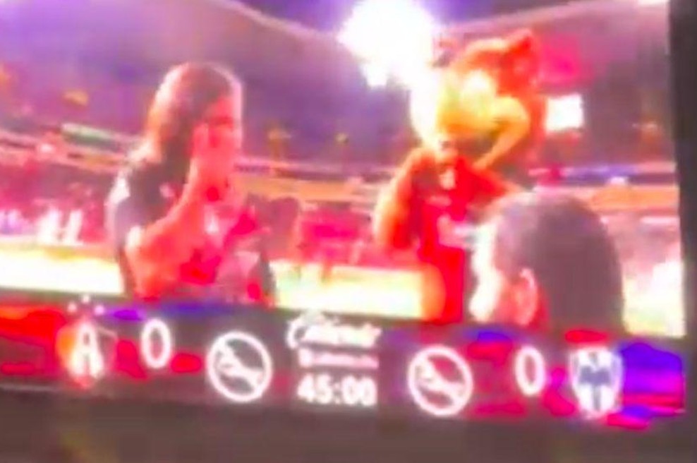 Pa je mislil, da ga ljubi ... Na nogometni tekmi jo je zaprosil kar sredi igrišča, njena reakcija osupnila vse (VIDEO) (foto: Twitter/Fodboldword/posnetek zaslona)