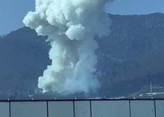 FOTO IN VIDEO: Eksplozija na Vrhniki: policisti zavarovali kraj nesreče, gasilci gasijo požar (znane prve podrobnosti)