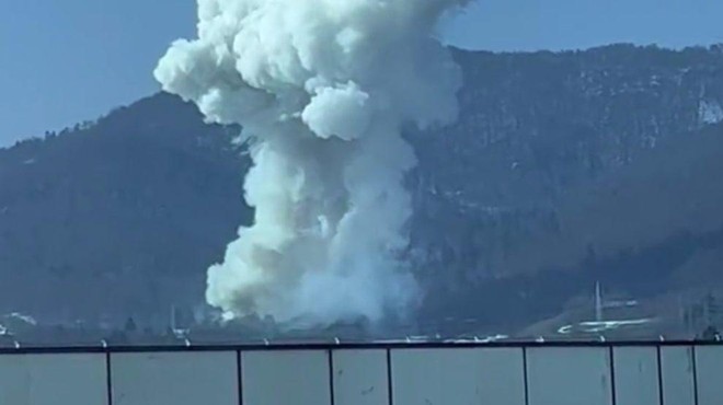 FOTO IN VIDEO: Eksplozija na Vrhniki: policisti zavarovali kraj nesreče, gasilci gasijo požar (znane prve podrobnosti) (foto: Twitter/Gregor Živec/posnetek zaslona)