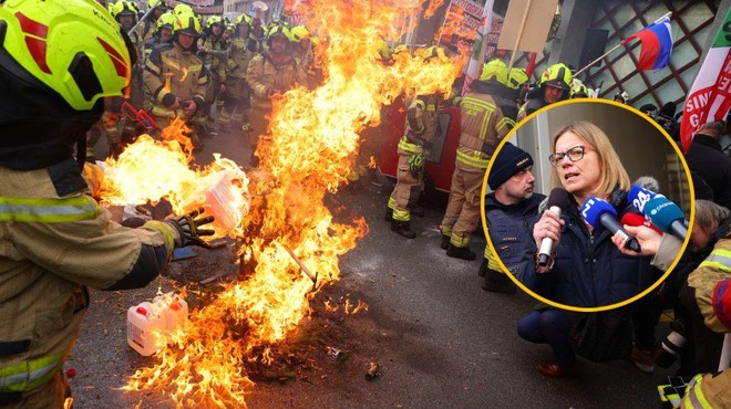 Zgrožena ministrica opisala trenutke groze: "Proti meni leteli goreči predmeti, skušali so me utišati" (gasilci ji odgovarjajo) (foto: Luka Dakskobler /BOBO)