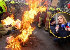 Zgrožena ministrica opisala trenutke groze: "Proti meni leteli goreči predmeti, skušali so me utišati" (gasilci ji odgovarjajo)