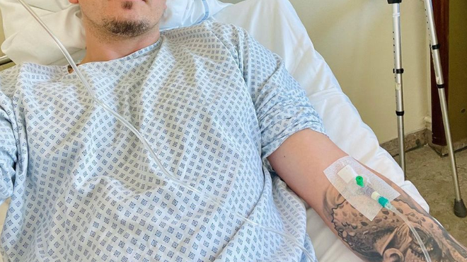 Znani slovenski pevec in voditelj pristal v bolnišnici – ni videti dobro (foto: Instagram/Tim Kores)