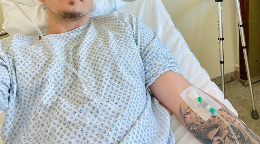 Znani slovenski pevec in voditelj pristal v bolnišnici – ni videti dobro (foto: Instagram/Tim Kores)