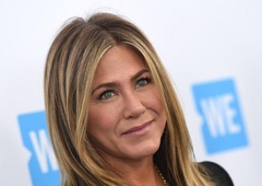 Jennifer Aniston v ikonični rdeči obleki, zaradi katere jo je Brad Pitt požiral z očmi (FOTO)