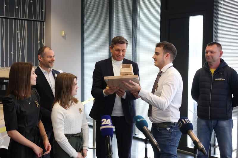 Borut Pahor je dobil darilo, leseno katrco.