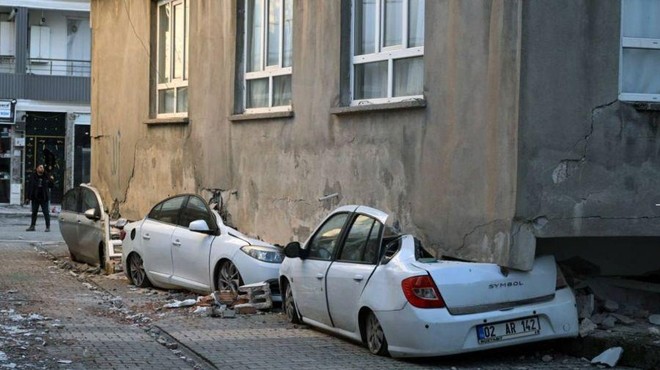 Ko hiša "naskoči" avtomobile: nadrealistične podobe iz Turčije (foto: Twitter/MediaResonator/posnetek zaslona)