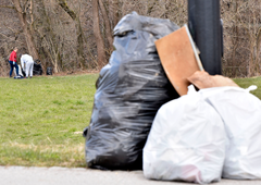 Kup odpadkov ob slovenskih cestah: "Čimprejšnja uvedba kavcijskega sistema je edina pot"