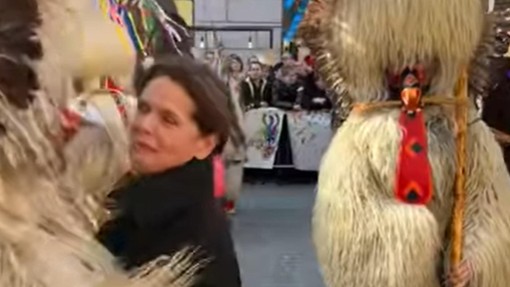 Našli smo zanimiv VIDEO: Alenka Bratušek (prestrašena) zaplesala s kurentom