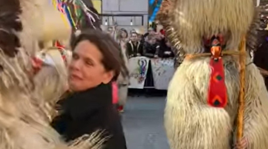 Našli smo zanimiv VIDEO: Alenka Bratušek (prestrašena) zaplesala s kurentom (foto: Facebook/Alenka Bratušek)