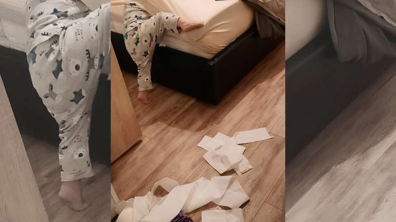 Ko se otrok igra s toaletnim papirjem.