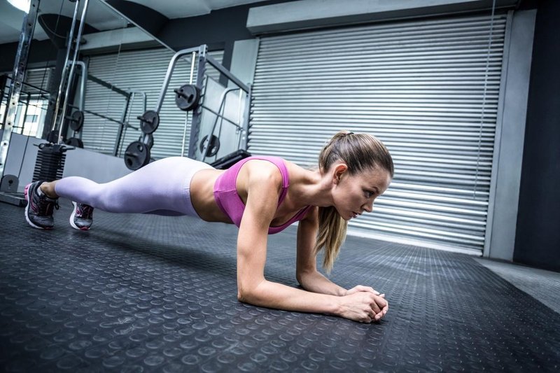 Redno izvajanje počepov bo okrepilo trup, posledično boste lažje izvajali plank.