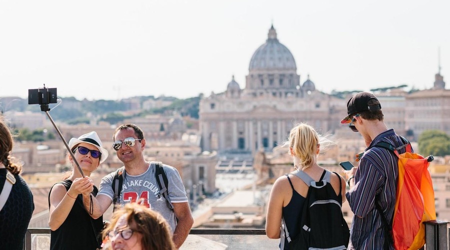 Turistični kraji po svetu, kjer je prepovedano fotografiranje s palicami za selfije (foto: profimedia)
