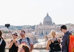 Turistični kraji po svetu, kjer je prepovedano fotografiranje s palicami za selfije