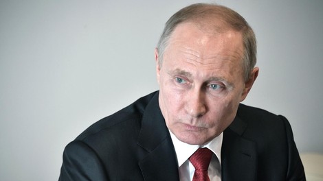 Kljub nalogu za njegovo aretacijo se Putin mudi v tujini