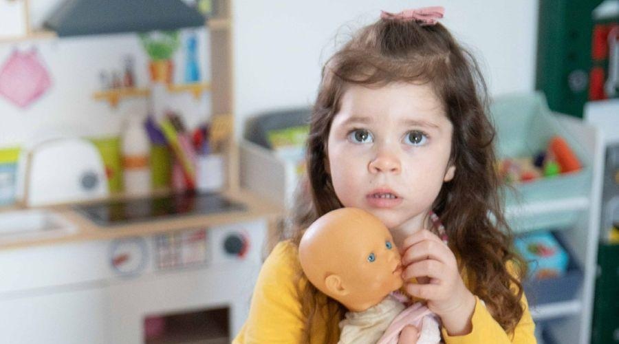 3-letna Karolina se sooča s kruto in smrtonostno boleznijo: skupaj ji lahko pomagamo (foto: Društvo Viljem Julijan)