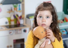 3-letna Karolina se sooča s kruto in smrtonostno boleznijo: skupaj ji lahko pomagamo