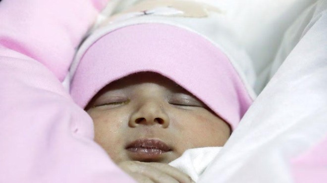 Čudežna novorojenčica je dobila nov dom in ime, ki nosi prav poseben pomen (foto: Twitter/Rulaelhalabi)