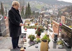 Predsednica obiskala Drnovškov grob: prevzela so jo čustva
