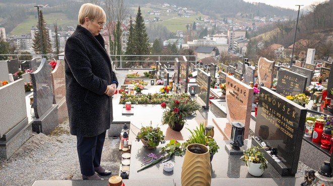 Predsednica obiskala Drnovškov grob: prevzela so jo čustva (foto: Bor Slana/STA)