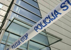 Nočna drama na slovenskih cestah: v Ljubljani voznik v hišo, v Sevnici z jeklenim konjičkom obstal na tirih