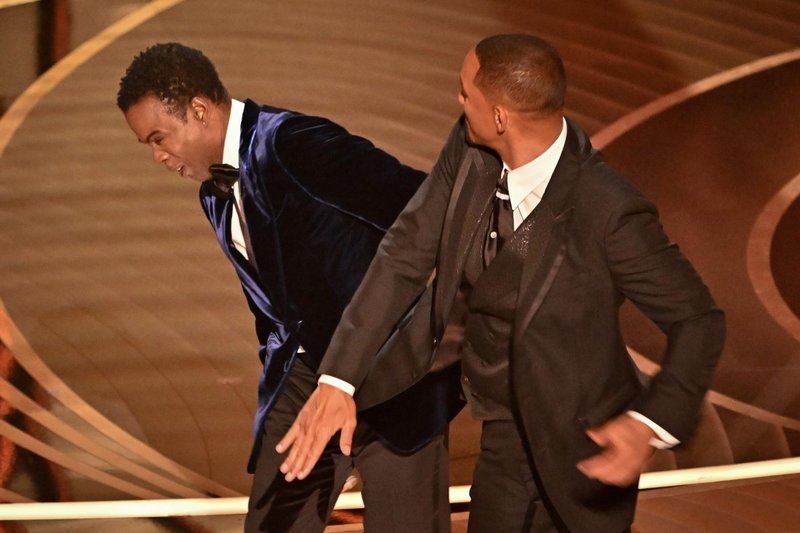 Will Smith je na Oskarjih udaril Chrisa Rocka