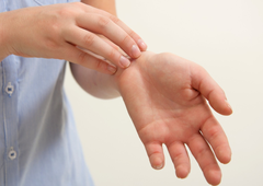 Se vam je že zgodilo, da vas je srbelo zapestje? Za tem bi se lahko skrivale resne zdravstvene težave